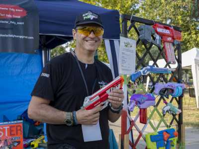 ...e il padre Ferdinando delle Lucche. Quest�ultimo ci presenta il �Max Outlaw�: un blaster compatto ad alta potenza e precisione. Tutti gli appassionati possiedono infatti decine e decine di nerf
